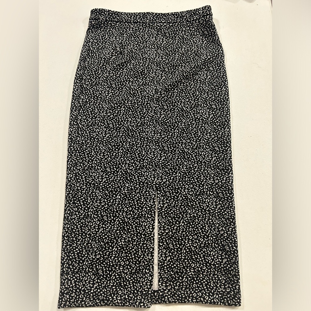 banana republic pencil skirt
black and white leopard print